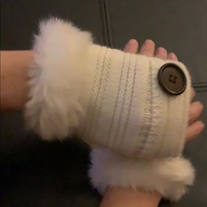 Sassy ivory fingerless hand gloves